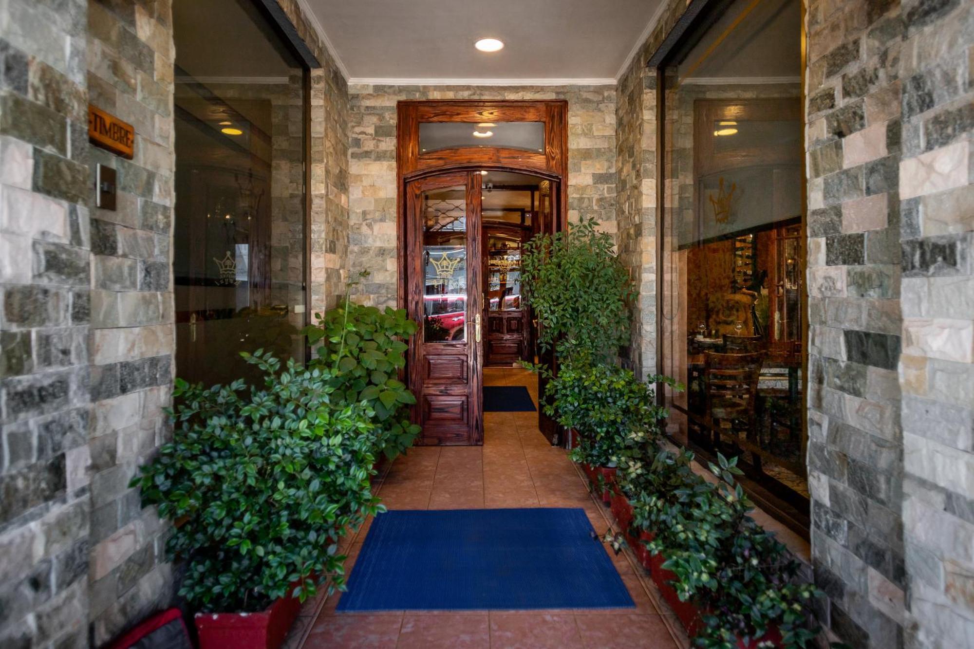 Royal Hotel *
