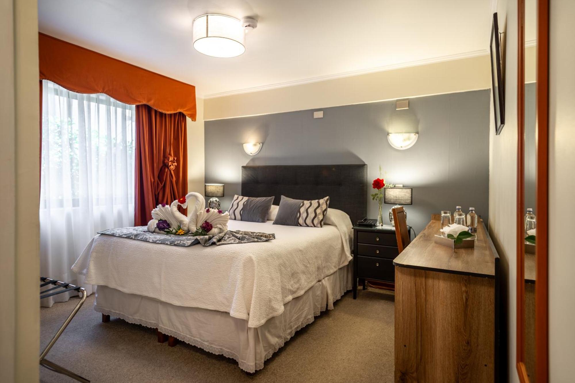 Royal Hotel *