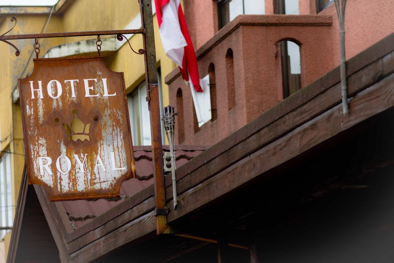 Royal Hotel *